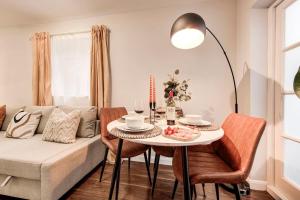 uma sala de estar com uma mesa e um sofá em Camden Cocoon, 2' from Tube up to 4 em Londres