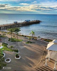 vistas a un muelle junto al océano en Cozy Townhouse & Terrace/Pool, en La Ceiba