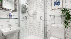 Vannituba majutusasutuses Poldark Charming Mousehole Cottage with Net Loft +20 fotot