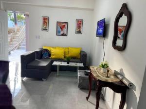 uma sala de estar com um sofá e uma mesa em Apartamento la Familia em Santa Bárbara de Samaná
