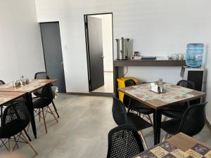 Hotel Santa María في إكيكي: غرفة طعام مع طاولات وكراسي خشبية