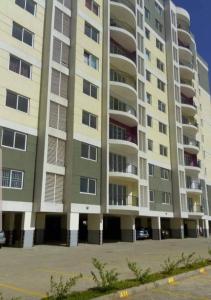 un grande condominio con molte finestre di Airport Vista Getaway-4km from jomo Kenyatta International Airport a Nairobi