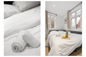 una camera da letto con un letto e un tavolo con un ananas sopra di Behind Bryggen - Renovated - Budget friendly a Bergen