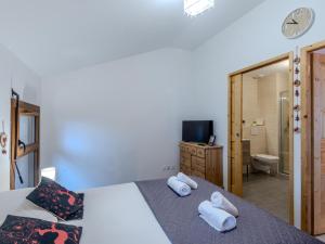 - une chambre avec un lit et des serviettes dans l'établissement Appartement Morzine, 3 pièces, 6 personnes - FR-1-754-40, à Morzine