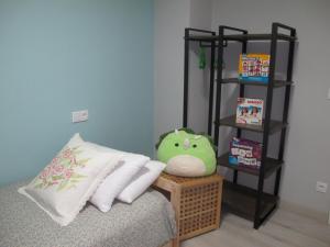Habitación con cama y estante con libros en Casa Tower en Vigo