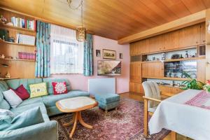 a living room with a couch and a table at Ferienhaus am Tullnberg in Mörtelsdorf