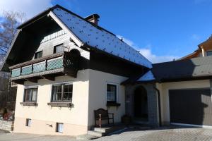 une maison blanche avec un toit noir et un garage dans l'établissement Ferienhaus am Tullnberg, 