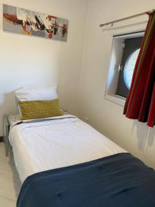 מיטה או מיטות בחדר ב-La suite cosy de Julie , 2 pièces 3 lits parking privé Résidence Cosyade