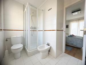 un bagno con servizi igienici, doccia e letto di Apartamento en la playa Mogro con parking privado a Miengo