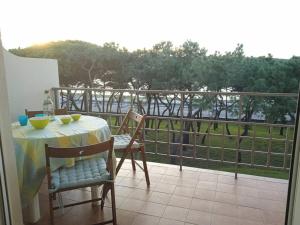 un tavolo e sedie su un balcone con vista di Apartamento en la playa Mogro con parking privado a Miengo