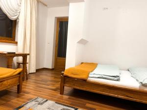 Łóżko lub łóżka w pokoju w obiekcie Apartamenty i pokoje Gościniec na Równi