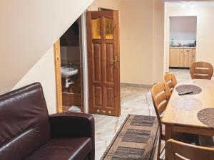 salon z kanapą i stołem w obiekcie Apartamenty i pokoje Gościniec na Równi w Białym Dunajcu