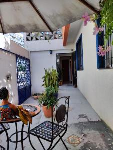 un patio con una silla y una mesa en un edificio en Casa Sagrada 282 en Fortaleza