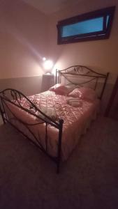 een bed in een slaapkamer met een lamp aan bij La Casa Di Giorgia in Pozzuoli