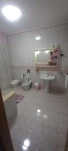 La salle de bains est pourvue de 2 lavabos et de 2 toilettes. dans l'établissement La Casa Di Giorgia, à Pouzzoles