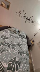 En eller flere senge i et værelse på Proche hôpital étudiant parking gratuit le céladon