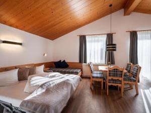 1 dormitorio con 1 cama, mesa y sillas en Apart Denise, en Fügen