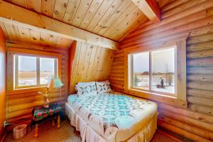 เตียงในห้องที่ The Log Cabin
