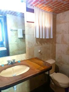 y baño con lavabo, aseo y espejo. en Bubamara Bolivar, en Arequipa