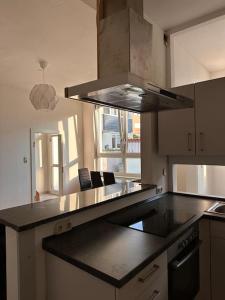 a kitchen with a black counter top and a window at Bequemes und helles Einfamilienhaus mit Garten in Weil am Rhein
