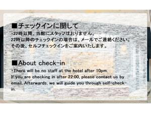 ein Schild, auf dem steht, dass Sie einchecken und darüber schreiben. in der Unterkunft THE STAY WAKKANAI - Vacation STAY 40685v in Wakkanai