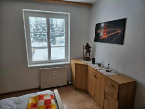 Schlafzimmer mit einem Bett und einem Fenster in der Unterkunft Bergkuss Brunnalm Veitsch in Veitsch