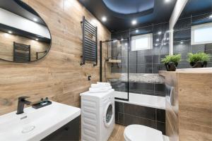 bagno con lavabo, servizi igienici e specchio di Prime Apartments - Studio a Sopot