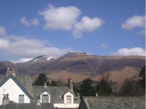 un grupo de casas frente a una montaña en Silverdale Guesthouse en Keswick