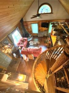 d'un salon avec un escalier en colimaçon. dans l'établissement Barefoot Cabin, 