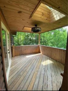 - une vue intérieure sur une cabine avec une terrasse en bois dans l'établissement Barefoot Cabin, 