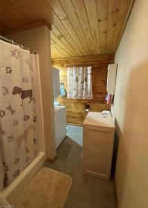 La petite salle de bains est pourvue d'une douche et de toilettes. dans l'établissement Barefoot Cabin, 