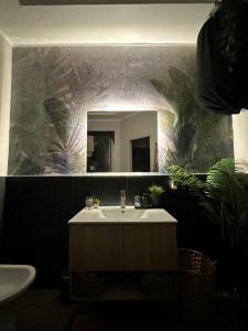 Ένα μπάνιο στο Falco Luxury Home