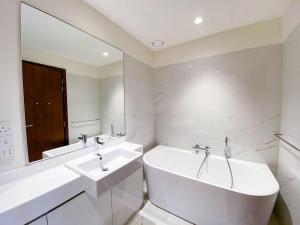Een badkamer bij Brand new Water Front Luxury Cinnamon Suites Apartment in heart of Colombo City