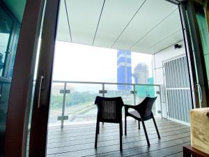 En balkong eller terrasse på Brand new Water Front Luxury Cinnamon Suites Apartment in heart of Colombo City