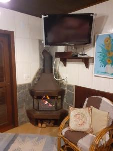 TV a/nebo společenská místnost v ubytování Chalé charmoso e aconchegante em Visconde de Maua