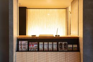 una libreria con sopra dei libri davanti a una finestra di Higashiyama Hills - Vacation STAY 41300v a Kyoto