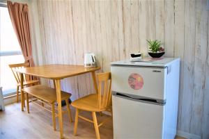 Il comprend une petite cuisine équipée d'une table et d'un réfrigérateur. dans l'établissement YūshukuFushimi Inari - Vacation STAY 41346v, à Kyoto