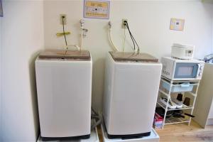 - deux réfrigérateurs blancs dans une chambre avec un four micro-ondes dans l'établissement YūshukuFushimi Inari - Vacation STAY 41346v, à Kyoto