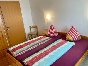 ein Schlafzimmer mit einem Bett mit zwei Kissen darauf in der Unterkunft Ferienwohnung Schoppernau in Schoppernau