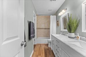 Kylpyhuone majoituspaikassa Beautifully updated home! Near downtown & NC State