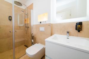 多特蒙德的住宿－City Rooms Dortmund，浴室配有卫生间、盥洗盆和淋浴。