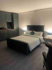 Un dormitorio con una cama con un osito de peluche. en Woodland lodge green room en Dungiven