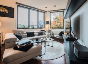 a living room with a couch and a tv at les templiers 