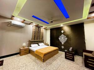 Un pat sau paturi într-o cameră la HUSNAIN RESORT by Saud khan