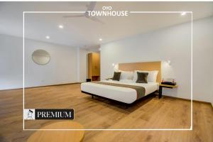 um quarto de hotel com uma cama e uma secretária em Townhouse 165 Netaji Road em Ahmedabad