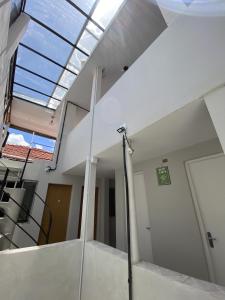 uma clarabóia num edifício com uma escada em Casa Ceci SUÍTES/QUARTOS em São Paulo