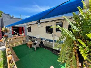 Studio Black Castle RV في ميامي: تلفزيون مع خيمة وطاولة وكراسي