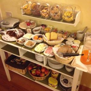 une étagère remplie de nourriture dans une cuisine dans l'établissement La Casa Di Giorgia, à Pouzzoles