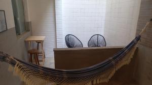 una hamaca en una habitación con 2 sillas y una mesa en Urca Maravilhosa! Venha viver esse sonho UrCaRioCa !, en Río de Janeiro