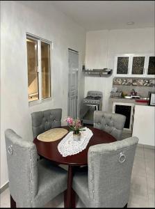 una cucina con tavolo in legno con sedie e una sala da pranzo di Apartamento la familia 2 a Santa Bárbara de Samaná